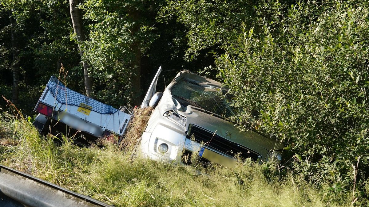 Auto met aanhanger schiet van de weg bij Westerbork
