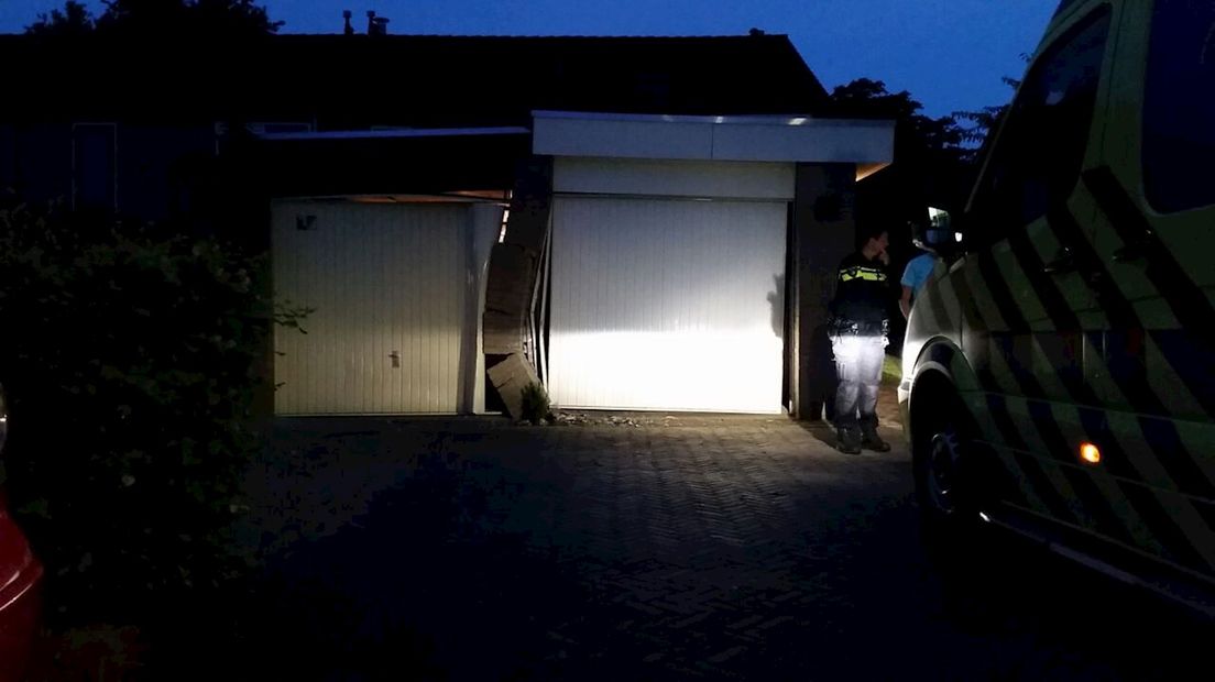 Vrouw botst op garageboxen Dalfsen