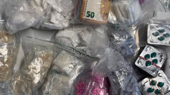 Man (19) opgepakt met grote hoeveelheid drugs in auto in Dordrecht