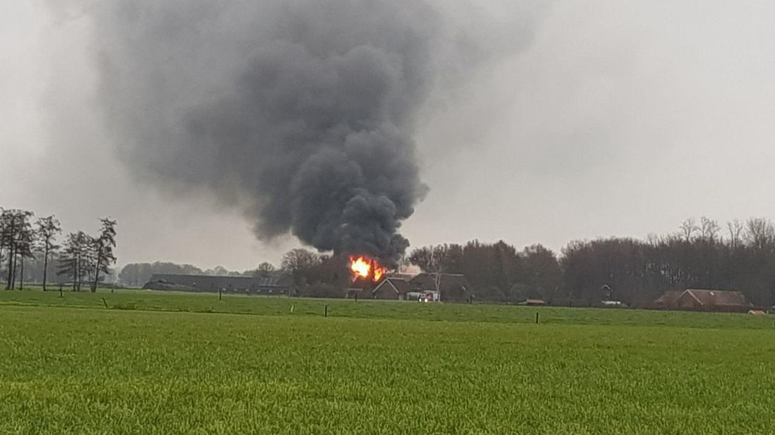 In een schuur van een bouwbedrijf aan de Hoge Heurnseweg in De Heurne (gemeente Aalten) woedt woensdagochtend een uitslaande brand. Een aangrenzende tweede schuur wordt eveneens bedreigd door de vlammen. Verder grenst er nog een woonhuis aan de schuur.