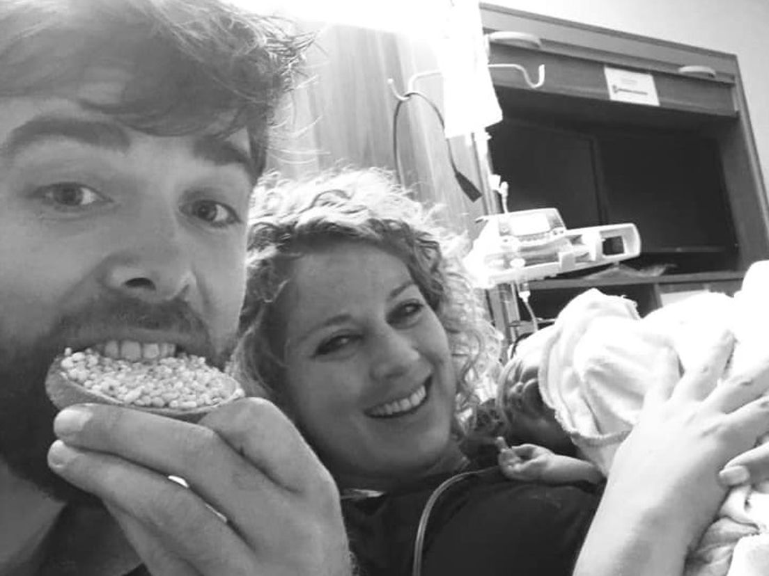 Vader Nikki, moeder Etienne en de baby