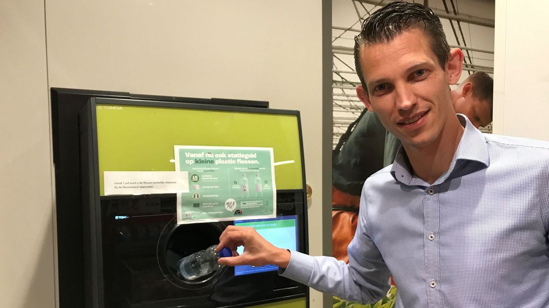 Supermarktmanager Fernando Livestro laat zien hoe het moet.