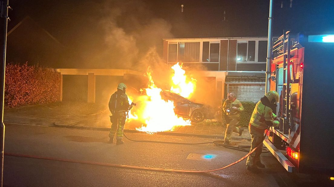 Een auto op een oprit aan de Schippersmeen in Harderwijk gaat in vlammen op.