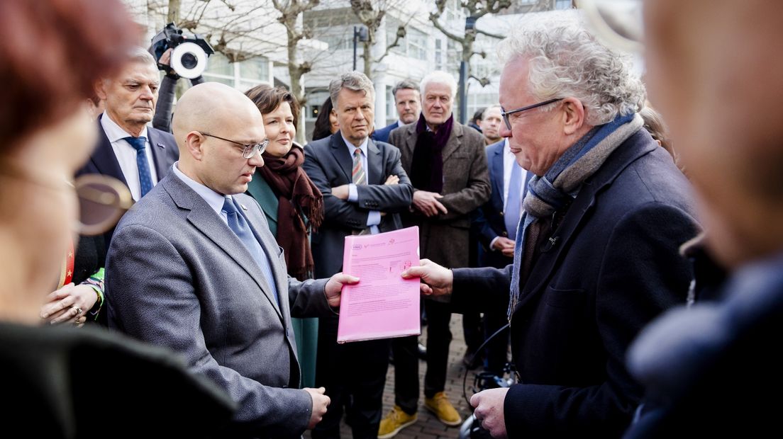 Alexander van Hattem (PVV, links) krijgt de petitie van Jean Paul Gebben, burgemeester van Dronten