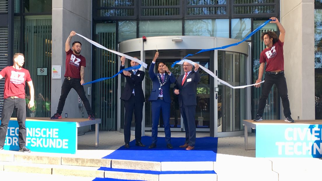 Freerunners, confetti en presentaties, het nieuwe HZ gebouw in Middelburg is officieel geopend