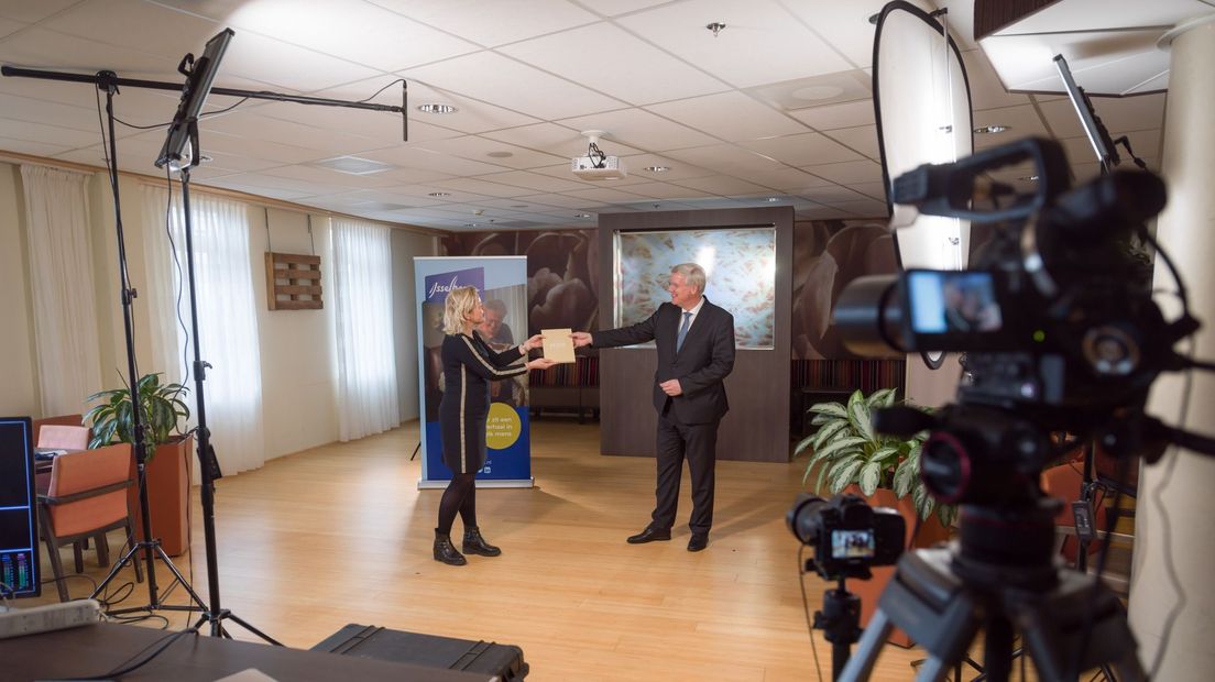 De overhandiging was voor betrokkenen te volgen via een livestream