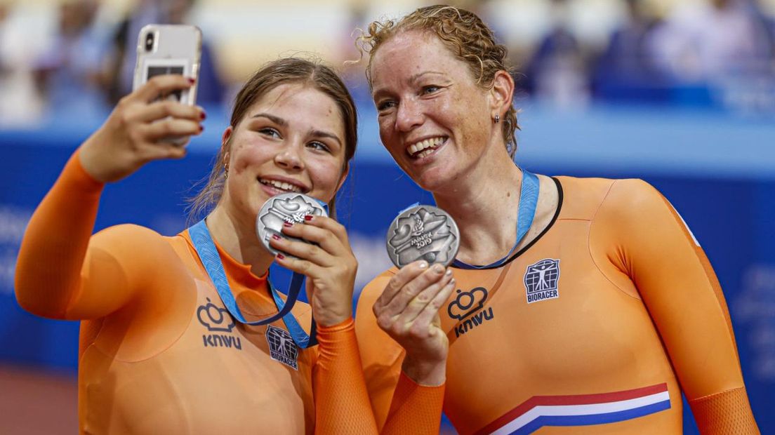 Amber van der Hulst en Kirsten Wild vieren hun zilveren plak op de Europese Spelen in 2019