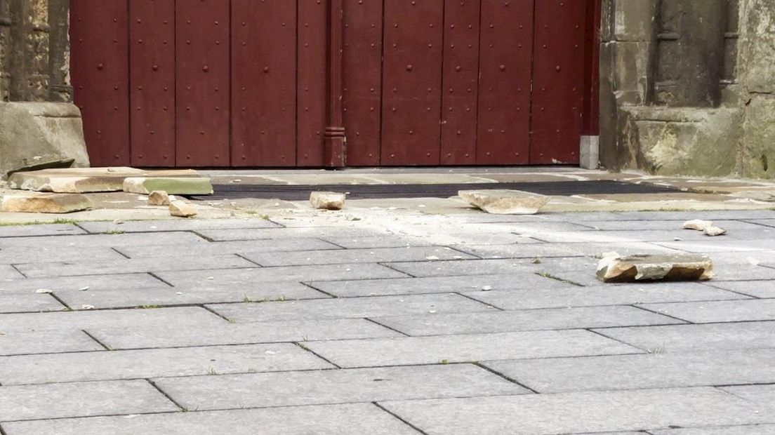 Stukken steen zijn uit de toren gevallen