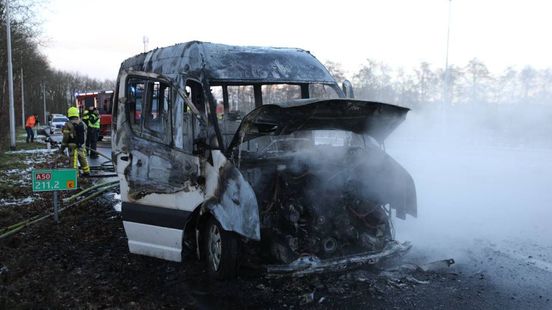 Taxibus vliegt tijdens rijden in brand
