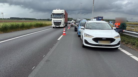 File door ongeluk op snelweg tijdens loeidrukke avondspits. File door ongeluk op snelweg tijdens loeidrukke avondspits.