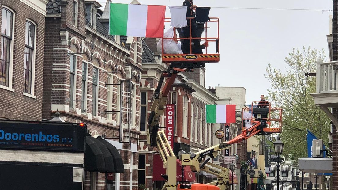 In Assen wordt wasgoed boven de straat gehangen voor een Italiaanse sfeertje (Rechten: Ronald Obbes)