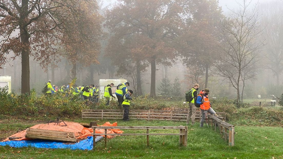 Het Veteranen Zoek Team speurt het recreatiepark af (Rechten: RTV Drenthe/Petra Wijnsema)