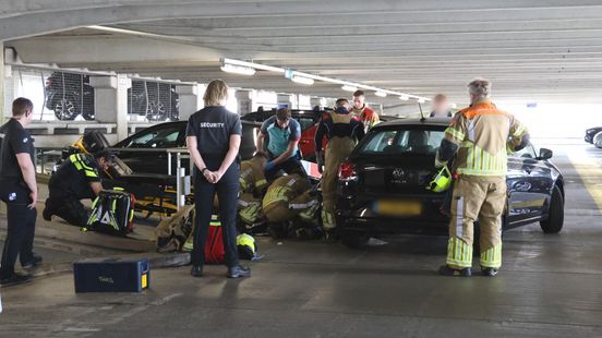 Vrouw wordt in parkeergarage van ziekenhuis aangereden en belandt onder auto. Vrouw wordt in parkeergarage van ziekenhuis aangereden en belandt onder auto.
