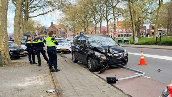 Automobilist valt flauw achter stuur en rijdt lantaarnpaal omver