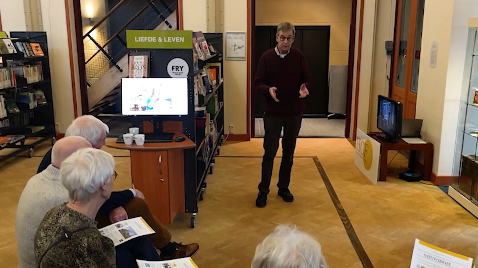 Piet Postma vertelt een groep belangstellenden over het Historisch Informatie Punt