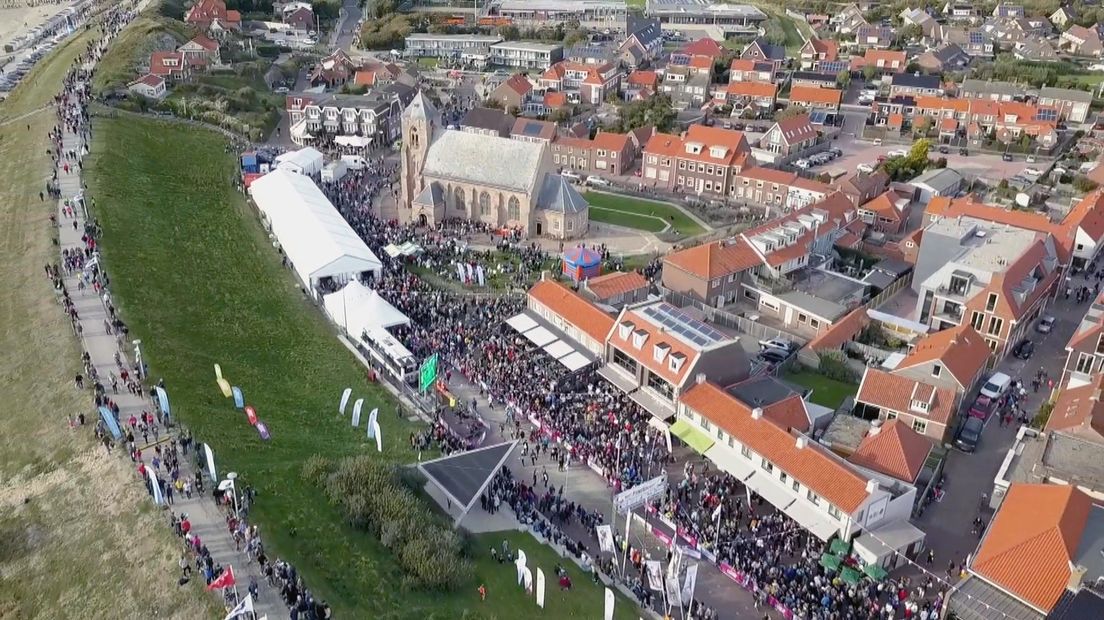 Finishlijn van de wandelmarathon in Zoutelande vanuit de lucht