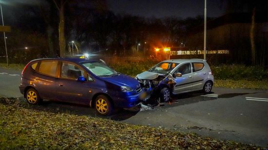 Frontale botsing op Brinkenweg in Emmen. Frontale botsing op Brinkenweg in Emmen.