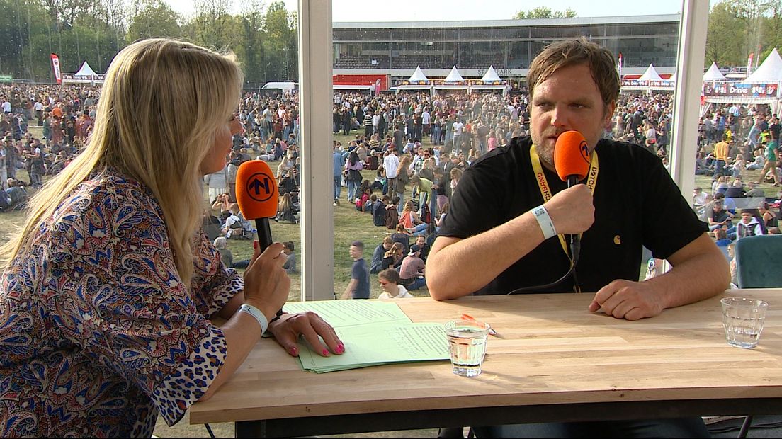 Journalist Willem Groeneveld in gesprek met Leonie Albers