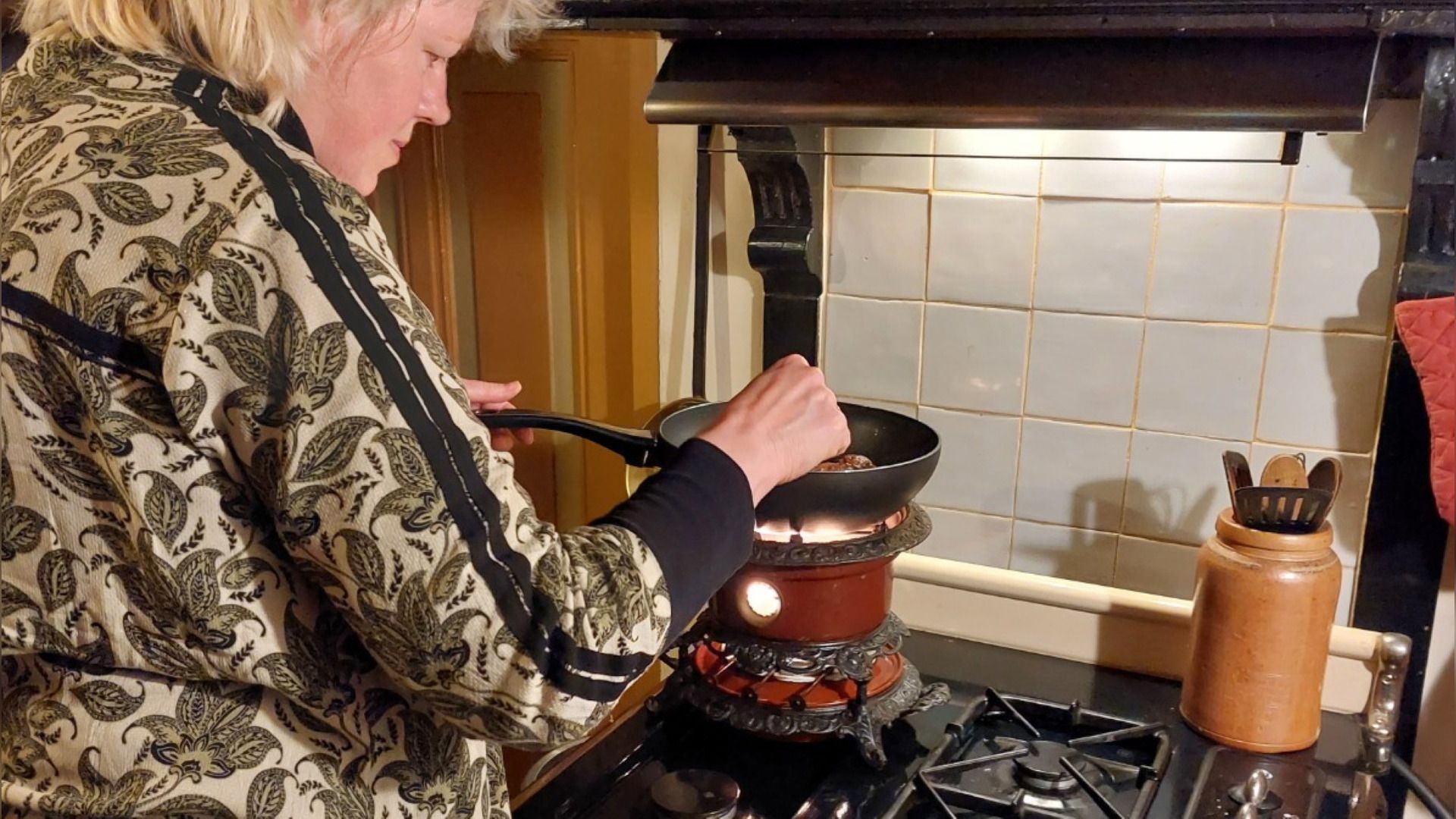 Ytsje Sijbesma aan het koken