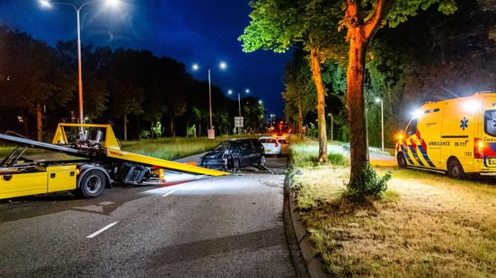 Botsing tegen boom • dode bij ongeluk. Botsing tegen boom • dode bij ongeluk.
