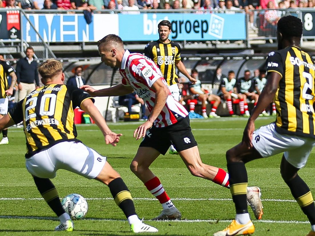 Arno Verschueren is op zoek naar een gaatje in de defensie van Vitesse