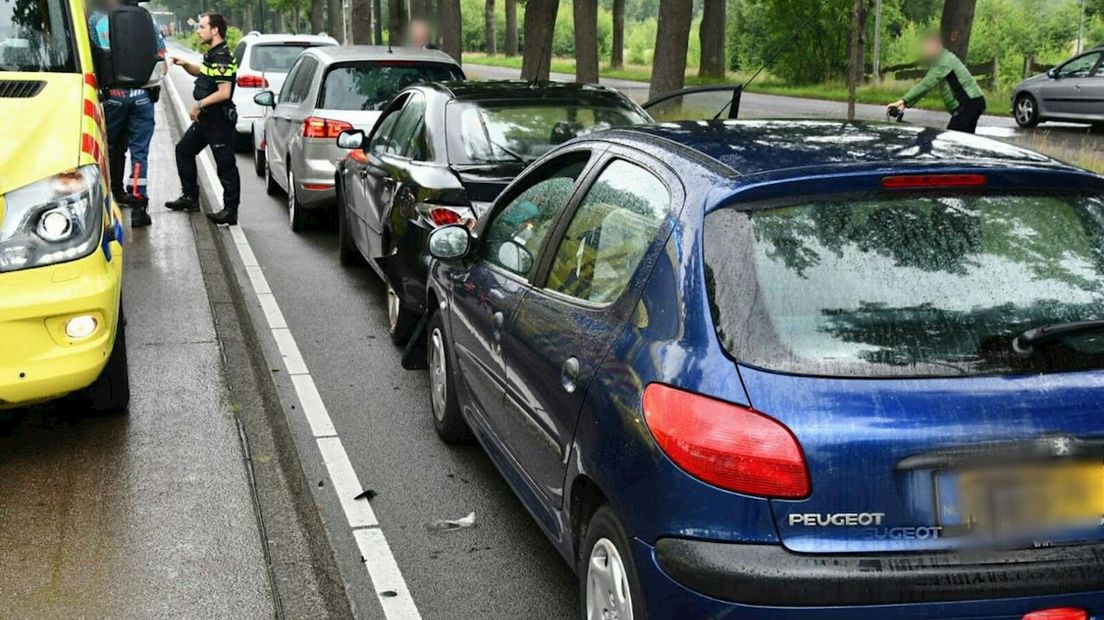 Vier auto's botsen op elkaar in Enschede