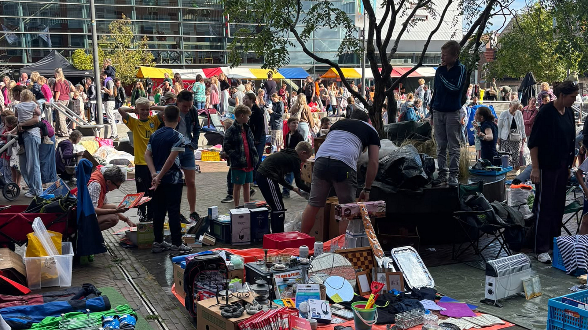 De kleedjesmarkt op het Rijnplein is onderdeel van de jaarmarkt