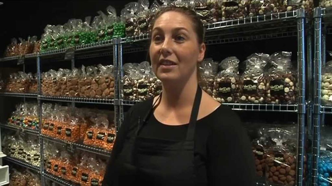 Doutsje Oppedijk opent ook dit jaar weer de pepernotenwinkel in Utrecht.