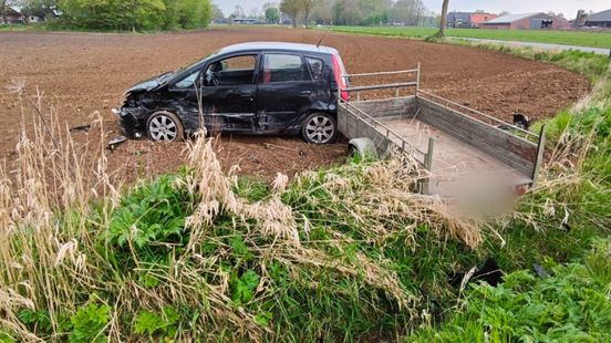 Vrouw onder invloed • auto eindigt in akker