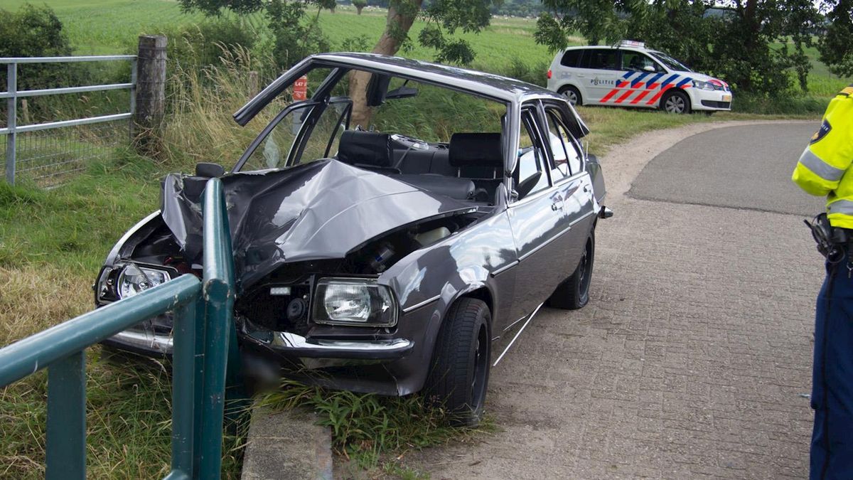 Automobilist in botsing met brugleuning Laag Zuthem