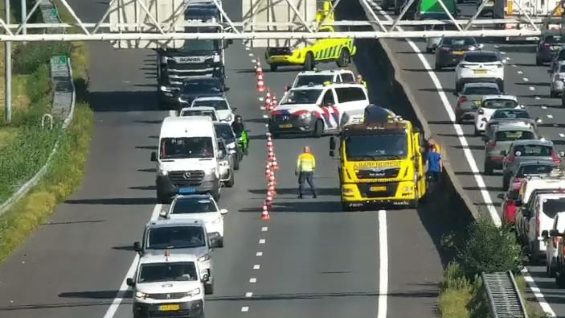 Ongelukken met autos en bestelbus zorgen voor lange files tijdens avondspits.