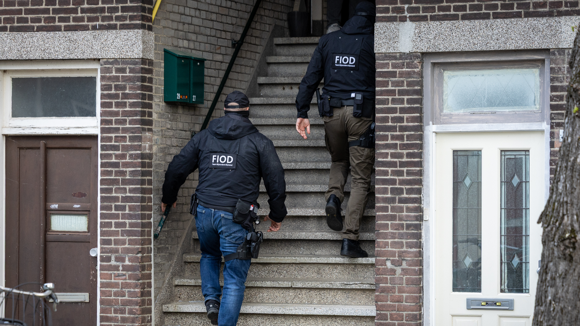 De FIOD valt een woning in Vlaardingen binnen.