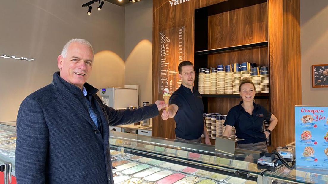 Rob Beerlage overhandigt het eerste ijsje aan wethouder Jan Martin van Rees