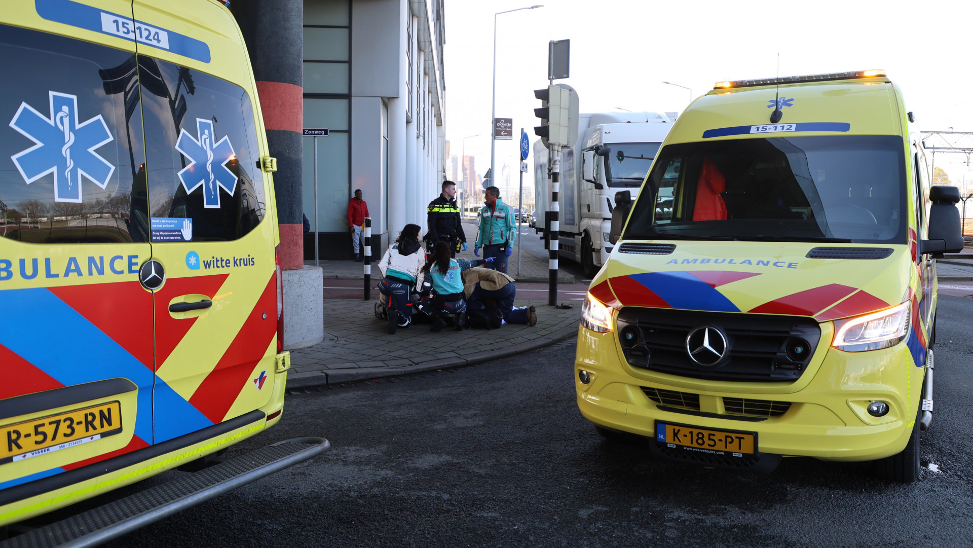 Kind zwaargewond na ongeluk met auto, traumahelikopter opgeroepen.