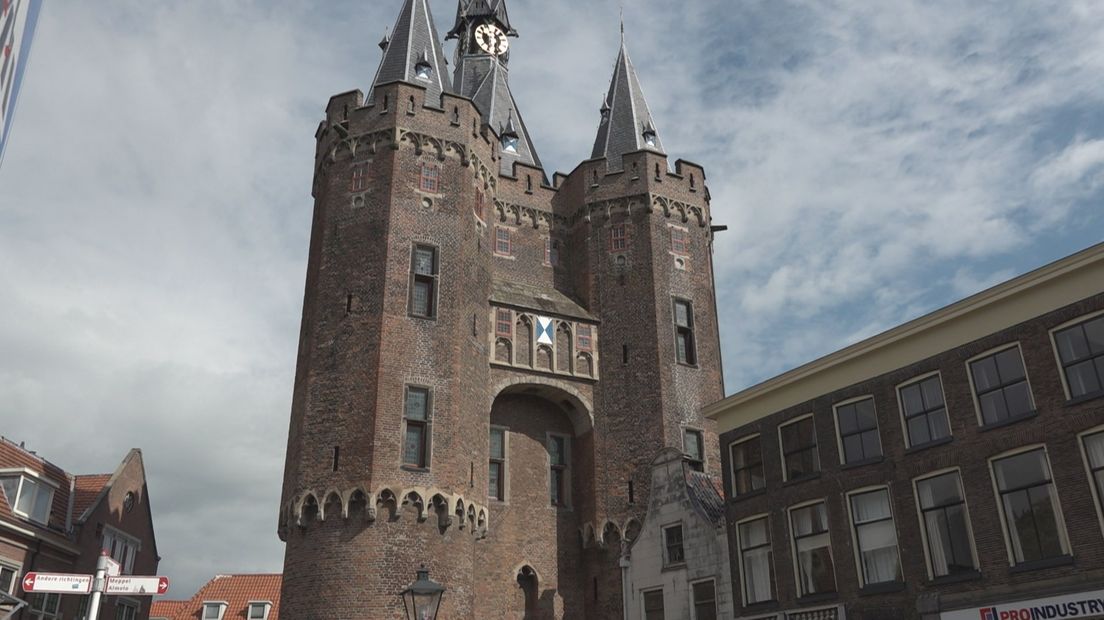 De Zwolse Sassenpoort, de eeuwenoude stadsentree vanuit de richting Deventer