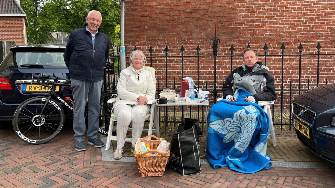 Vader en moeder Harkema hebben in Dokkum de koffie klaarstaan voor hun zoon Gerben.