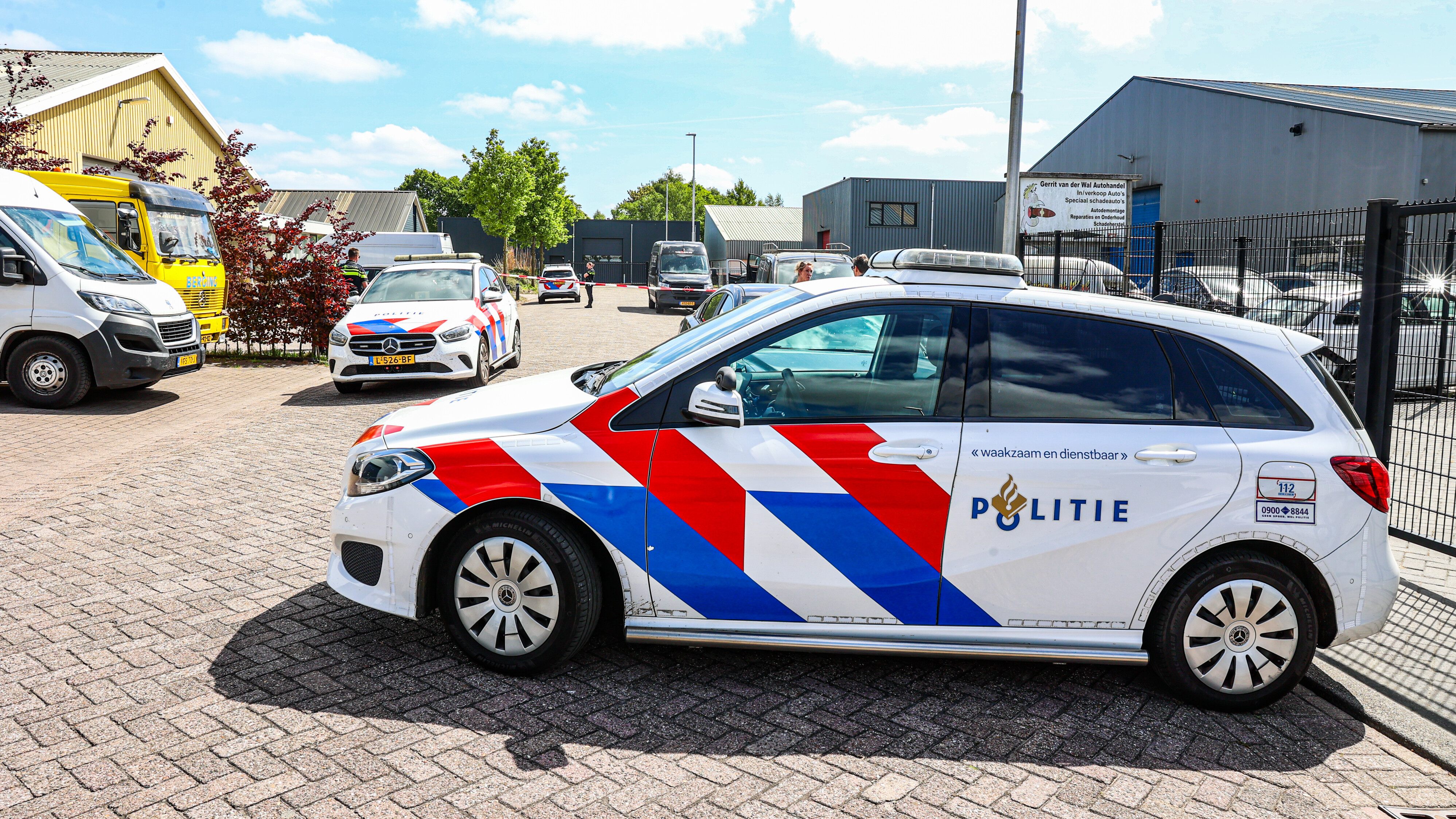 Twee personen aangehouden bij inval in mogelijk drugslab in