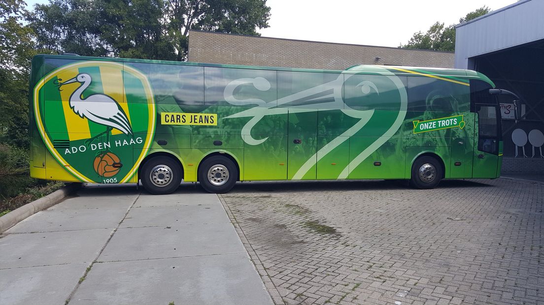 Nieuwe spelersbus ADO Den Haag