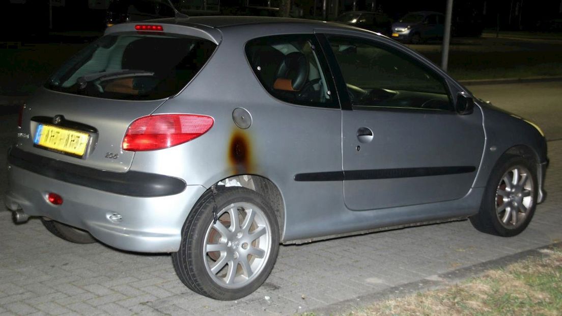 Vermoedelijk brandstichting bij auto in Nijverdal