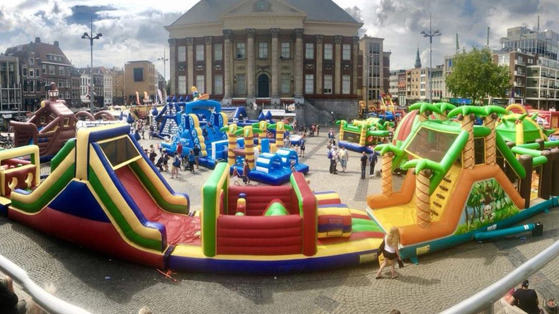 Springkussens op de Grote Markt tijdens een evenement
