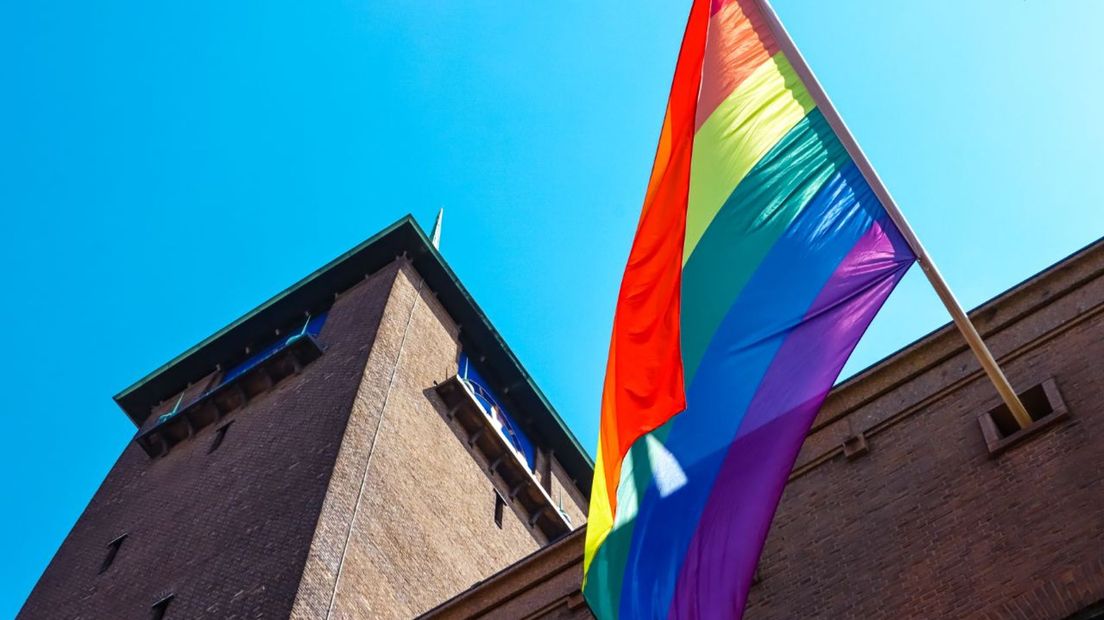 Regenboogvlag gemeentehuis Enschede
