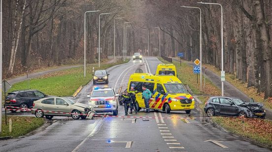 Weg dicht na botsing • personen onwel. Weg dicht na botsing • personen onwel.