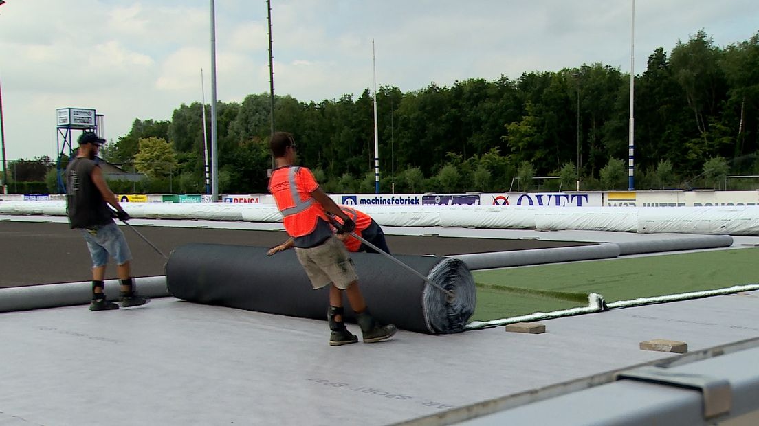 Aanleg kunstgrasveld Hoek vordert