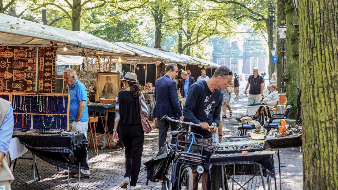 Georgia en Kassidy zijn deze zomer te vinden op onder andere de antiekmarkt bij het Lange Voorhout