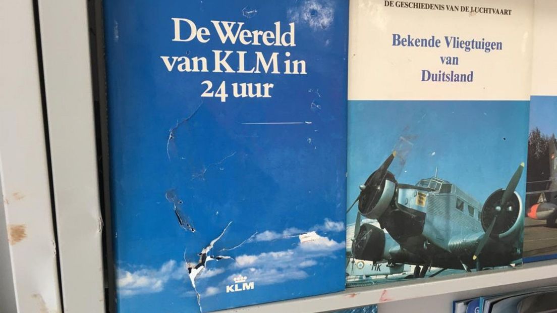 Boeken in het reisbureau zijn vernield na de explosie van maandagnacht