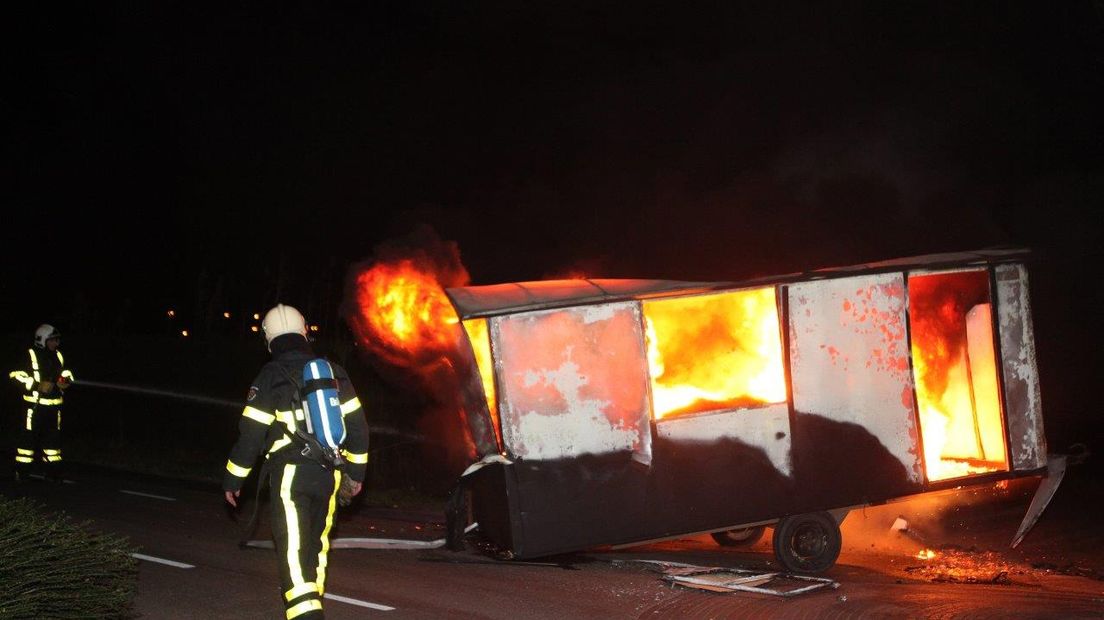 Opnieuw was het afgelopen nacht raak: een brand midden in het dorp Waardenburg. Een bouwkeet vol autobanden brandde volledig uit. En daarmee lijkt een oude traditie in het dorp nog niet helemaal uitgedoofd.