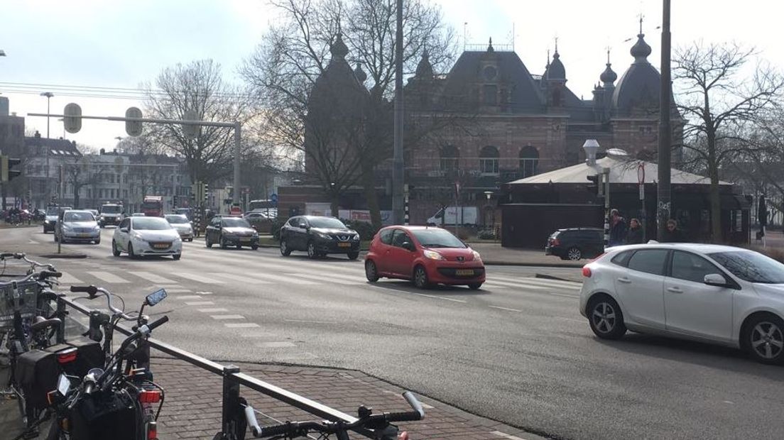 De lucht in de binnenstad van Arnhem wordt vanaf 1 januari een beetje schoner door het verbod op oude, vervuilende diesels. Dat houdt in dat diesels uit 2004 en eerdere jaren niet meer welkom zijn. Voorstanders van dit besluit staan te juichen. 'Dit is een paardenmiddel', reageert de autobranche.