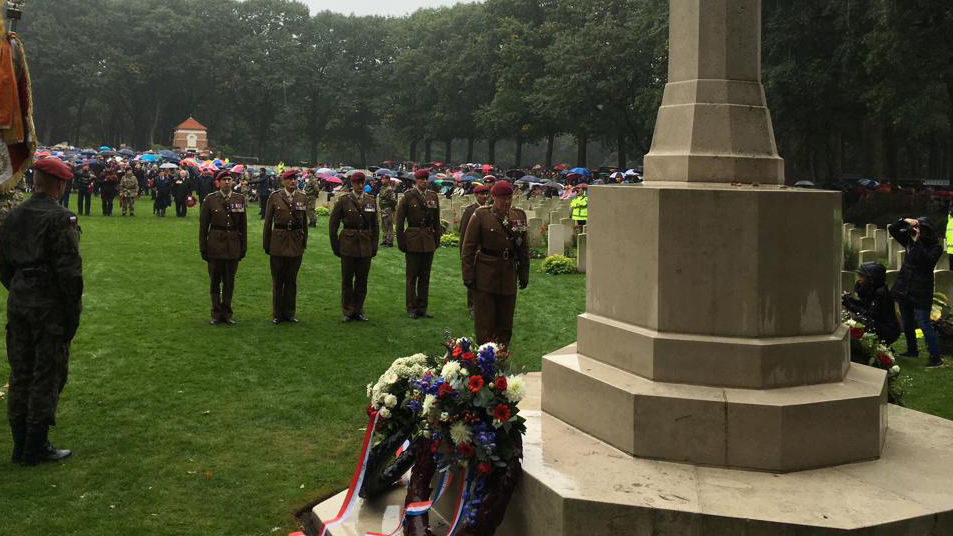 Natte Herdenking Op Airborne Begraafplaats In Oosterbeek - Omroep ...