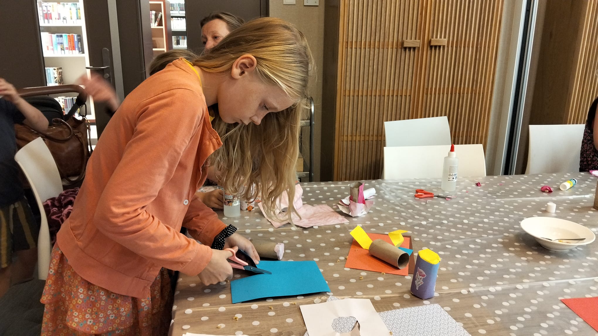 De 9-jarige Liza knipt de blauwe buitenkant van haar zelfgemaakte muziekinstrument
