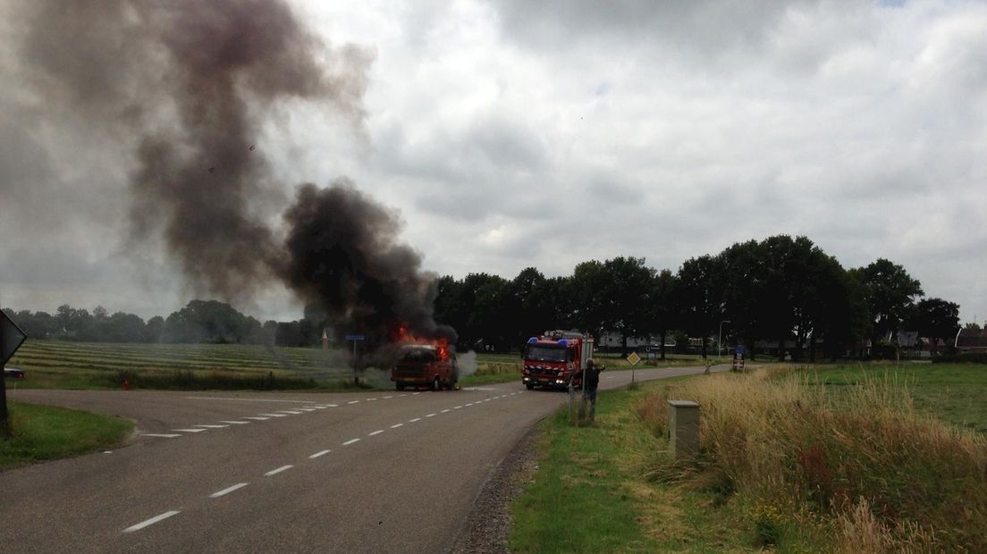 Busje volledig uitgebrand op Groeneweg Daarle